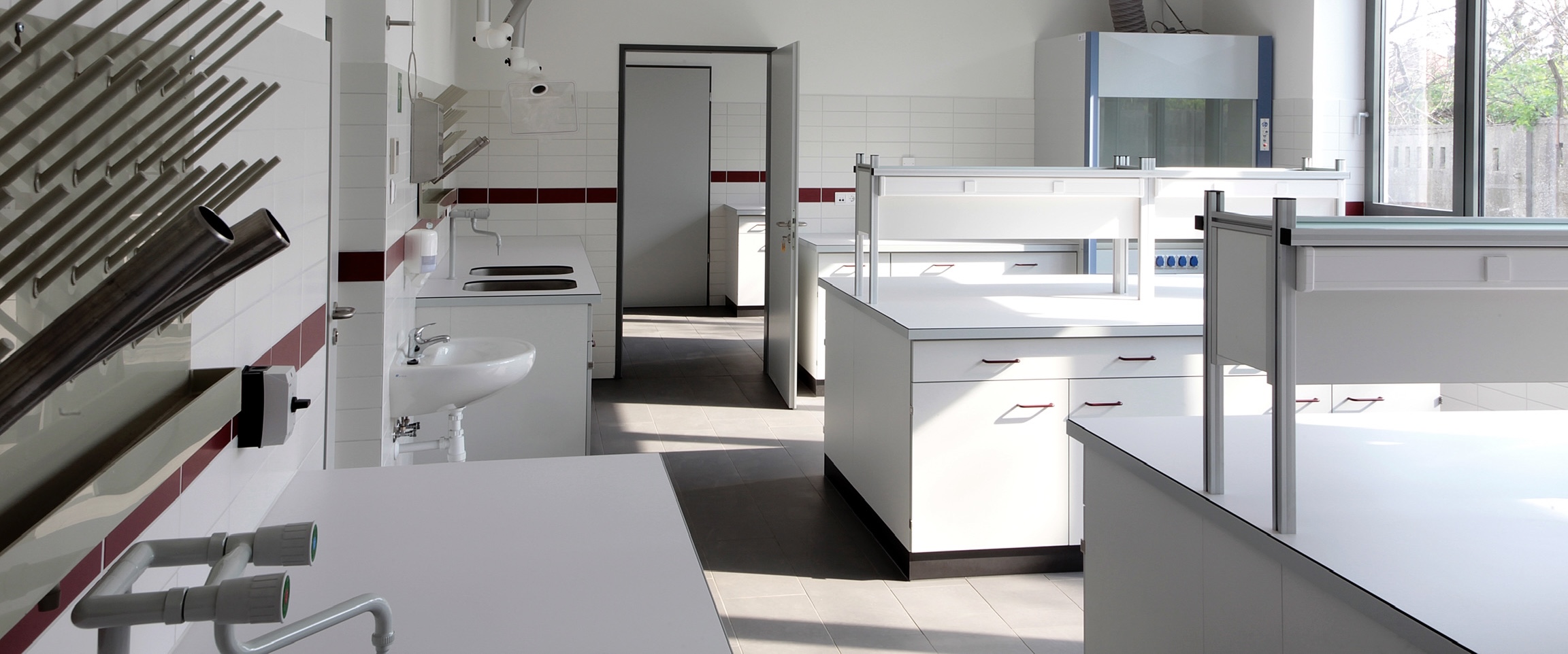 Vegyifülkék és laborbútorok telepítése - Omega Labor System Kft.