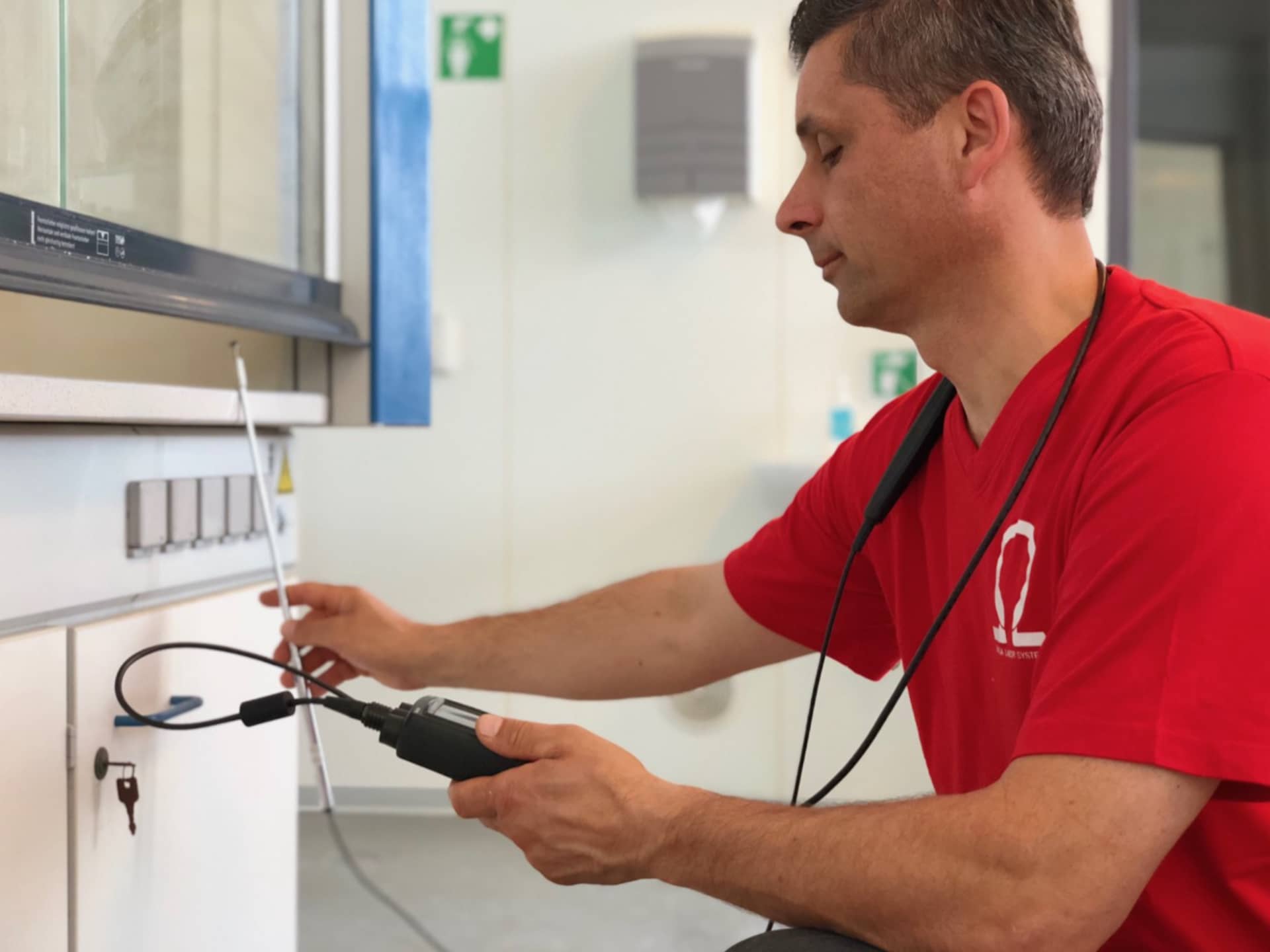 Vegyifülke és vegyszertároló szekrény rendszeres felülvizsgálat - Omega Labor System